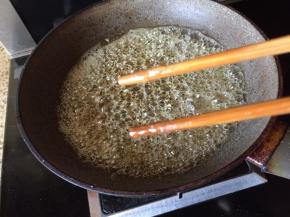 这时候，用筷子搅动，明显的有粘性，两根筷子拉开能有拉丝状，关小火；