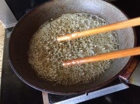 这时候，用筷子搅动，明显的有粘性，两根筷子拉开能有拉丝状，关小火；