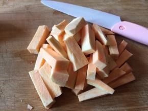 把红薯，切成红薯段；