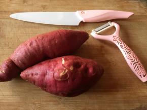 准备好食材，红薯还有使用的刀具，奈瓷刀；