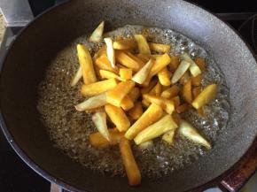 放入红薯，轻轻搅拌下，让红薯都粘上糖；