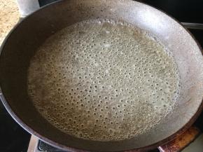 小心搅拌，待白糖融化，就可以了；不能搅动了；