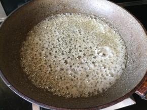 慢慢的，锅里的气泡，变得很大，很密集起来；