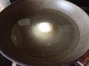 另取锅，放入适量的水，再放入白糖；