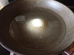 另取锅，放入适量的水，再放入白糖；
