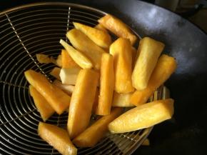 捞起，看看，红薯条，表面有一层金黄的酥脆层，就可以了；