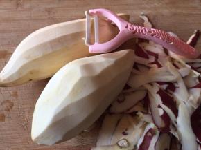 用奈瓷的削皮刀，削去红薯皮；