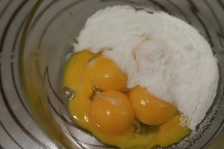 先做虎皮：磕入蛋黄，加入细砂糖