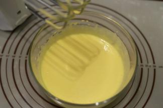 电动打蛋器中低速打发至发白变粘稠