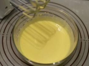 电动打蛋器中低速打发至发白变粘稠