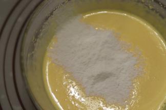 筛入玉米淀粉，拌匀