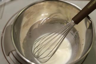 玉米油和牛奶混合乳化