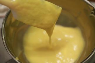 拌至顺滑的蛋黄糊