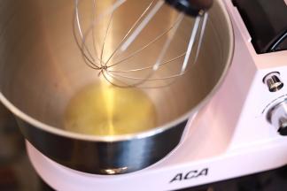 将蛋清磕入厨师机桶内，滴入柠檬汁