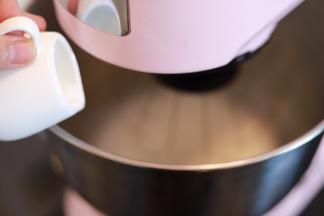 在打蛋的过程中分2次加入砂糖