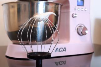 5分钟后检查蛋白状态，打发至湿性发泡