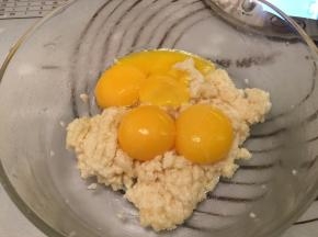 磕入蛋黄