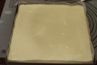 蛋白和蛋黄糊混合均匀，倒入方盘内