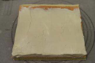 出炉放至手温，淡奶油加砂糖打发至7成，抹在蛋糕卷上