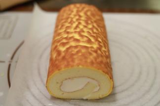 蛋糕卷上随意抹上少许淡奶油，盖上虎皮