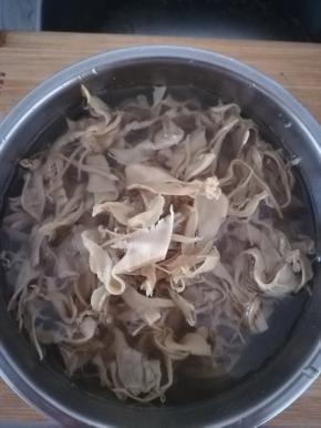 笋干用热水往死里泡。泡发为止。