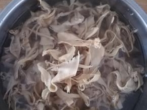 笋干用热水往死里泡。泡发为止。