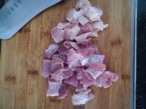 前腿肉切块。