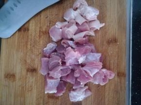 前腿肉切块。