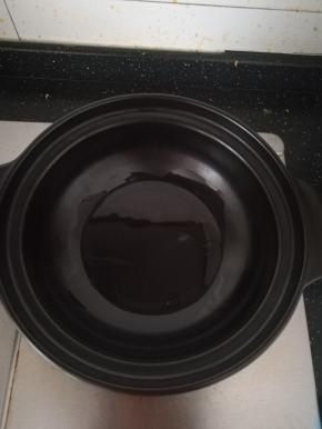 砂锅倒油，油温烧热一点。这样不粘。