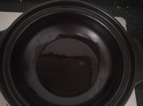 砂锅倒油，油温烧热一点。这样不粘。