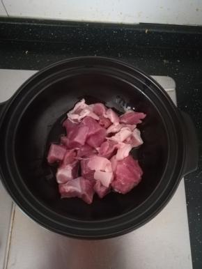 放入肉肉翻炒到变色。