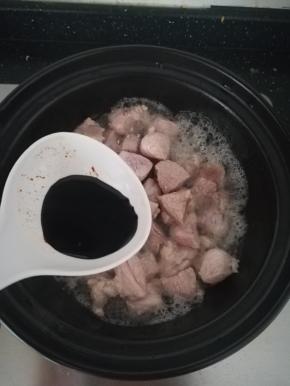 加入一点老抽酱油。