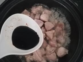 加入一点老抽酱油。