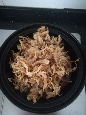 放入泡发好的笋干。