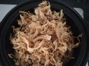 放入泡发好的笋干。