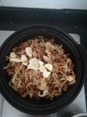 放入大蒜，炒香。