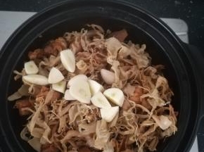 放入大蒜，炒香。