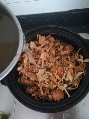 加入适量的清水。炖煮一个小时。