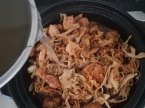 加入适量的清水。炖煮一个小时。