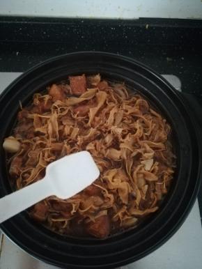 加入食盐调味，继续炖煮个十来分钟。