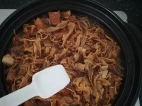 加入食盐调味，继续炖煮个十来分钟。