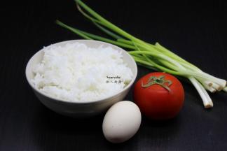 准备食材：米饭、土鸡蛋、番茄、香葱等食材