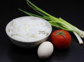 准备食材:米饭、土鸡蛋、番茄、香葱等食材