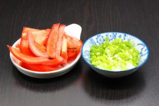 西红柿去皮切块，香葱洗净切好；