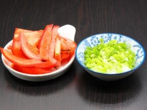 西红柿去皮切块,香葱洗净切好;