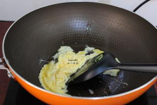 热锅，倒油，鸡蛋煎至八成起锅；