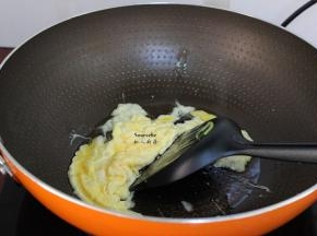 热锅,倒油,鸡蛋煎至八成起锅;