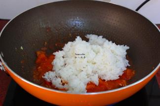 加入米饭一起翻炒；