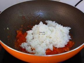 加入米饭一起翻炒;