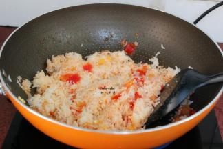 米饭炒至粒粒分明，充分吸收番茄汁；